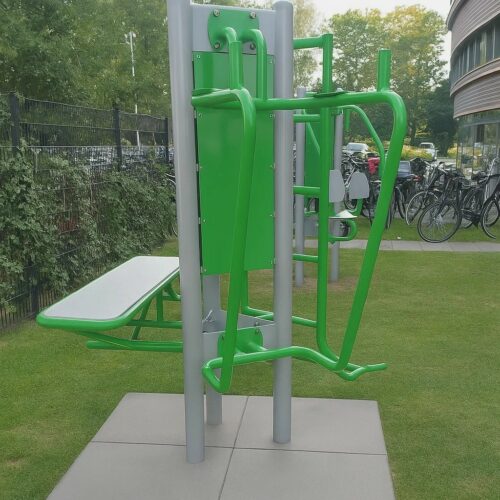 Combi buiten fitnesstoestellen 23 Dankzij het compacte ontwerp van de OF3-lijn kunnen meerdere sporters tegelijk gebruikmaken van de buiten fitnesstoestellen, zonder dat er veel ruimte nodig is.